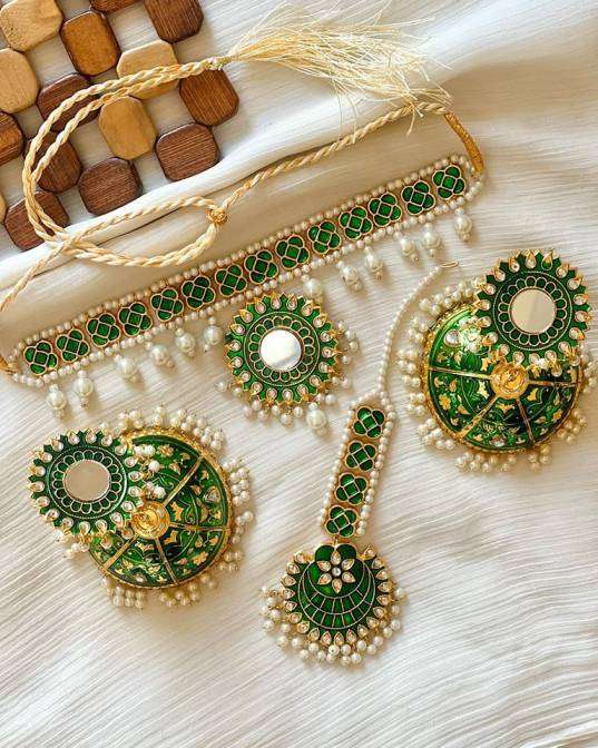 Beautiful Meena Kundan Set