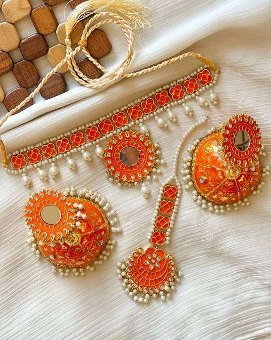 Beautiful Meena Kundan Set