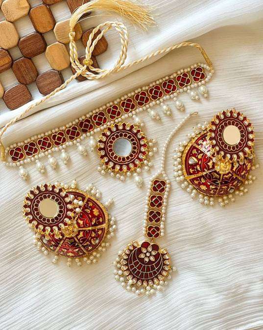 Beautiful Meena Kundan Set
