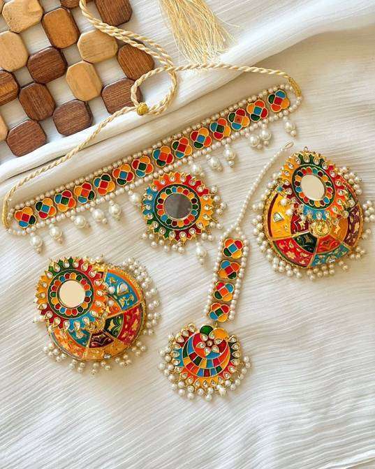 Beautiful Meena Kundan Set